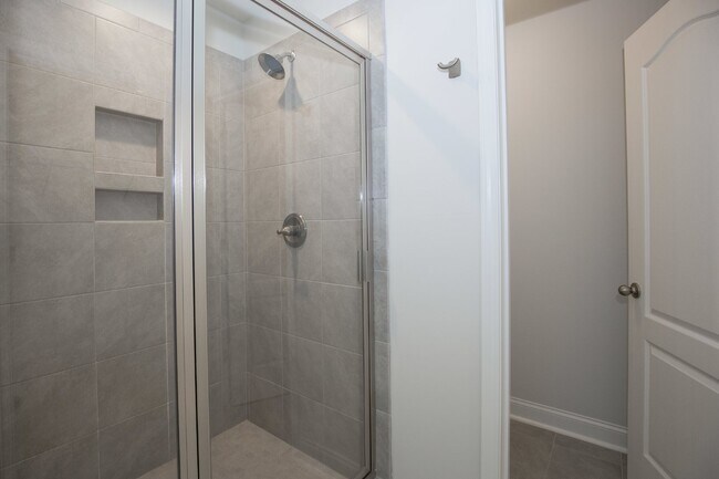 Building Photo - Charming 4 Bedroom Rental Home with Spacio...