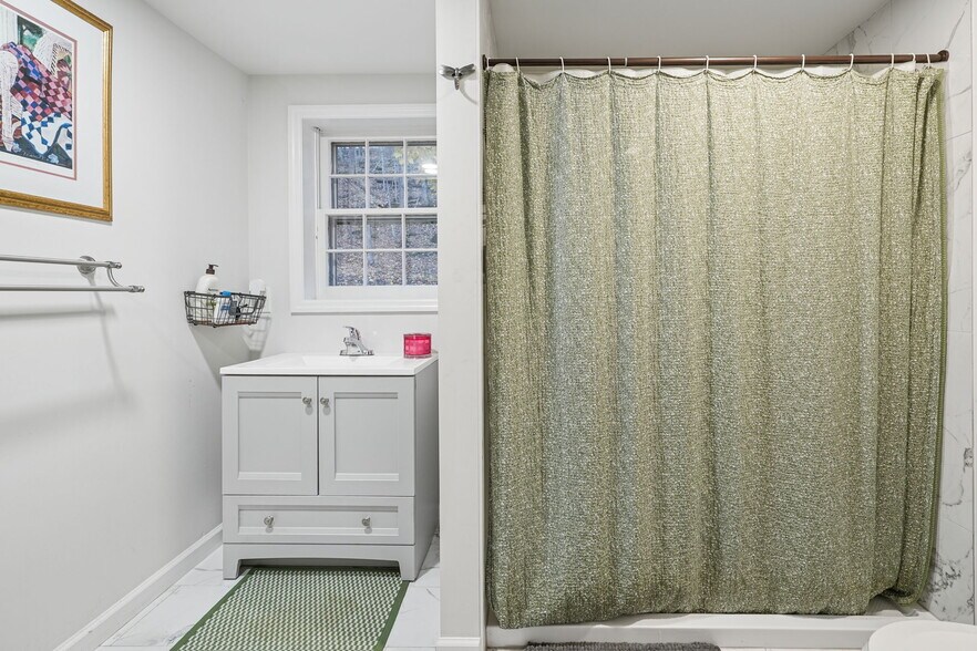 Building Photo - 916 E End Rd