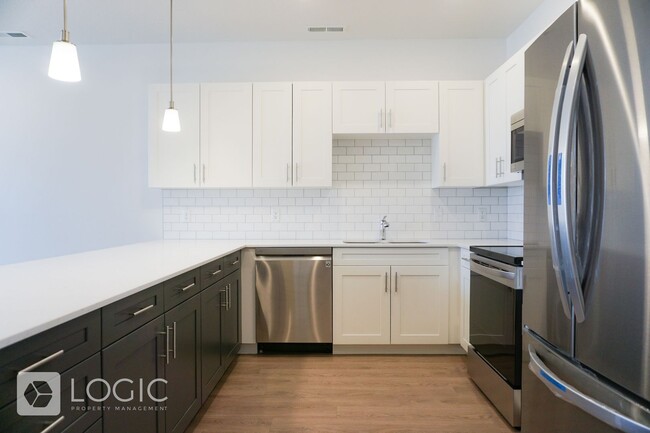 Building Photo - Gorgeous Townhome in Great Location!