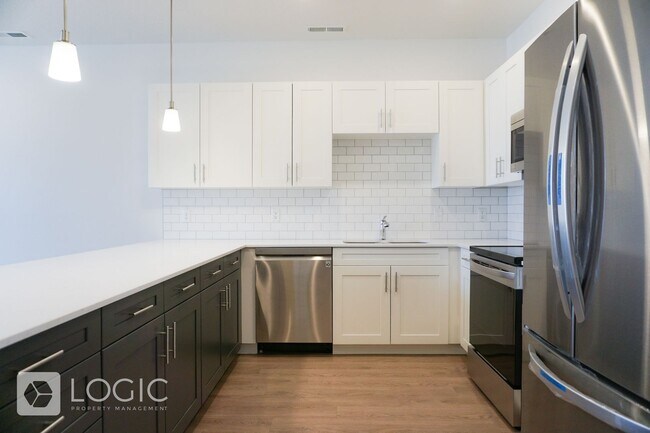 Building Photo - NewerTownhome in Great Location!