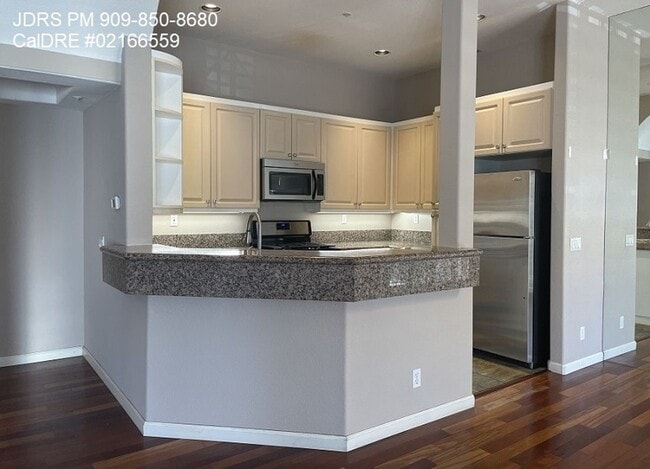 Building Photo - Gated 2 Bedroom Townhome in Irvine
