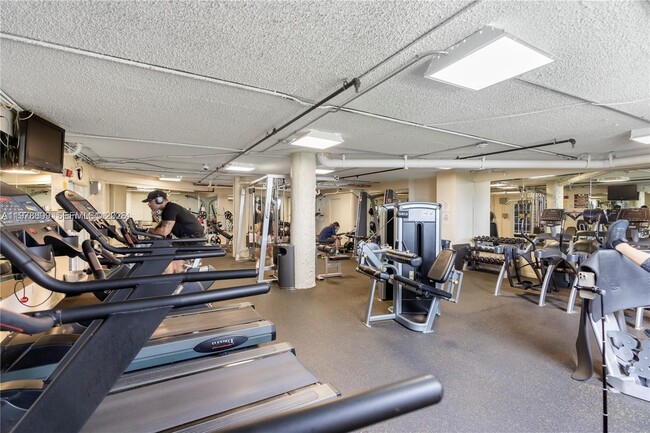 Building Photo - 999 Brickell Bay Dr