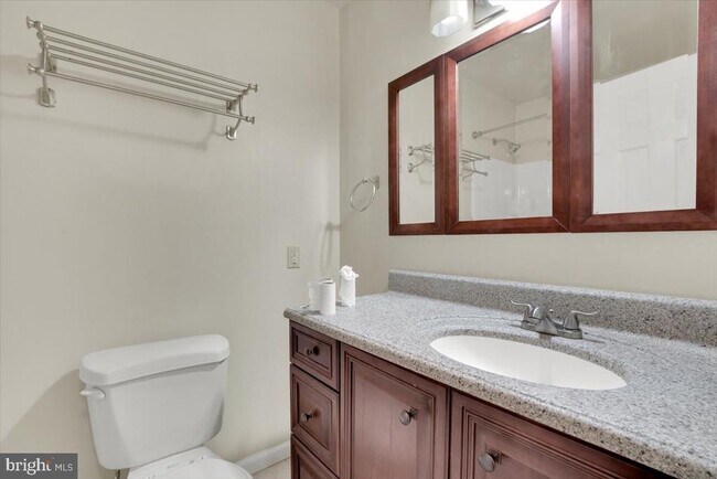 Building Photo - 2904 Oakton Crest Pl