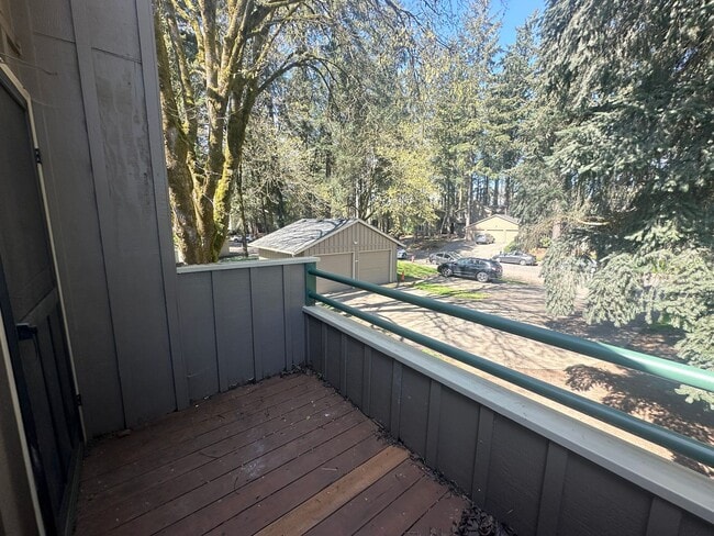 Building Photo - Lake Oswego Refreshed 2nd Story 2 bed/1 bath Condo- W/S/G Included