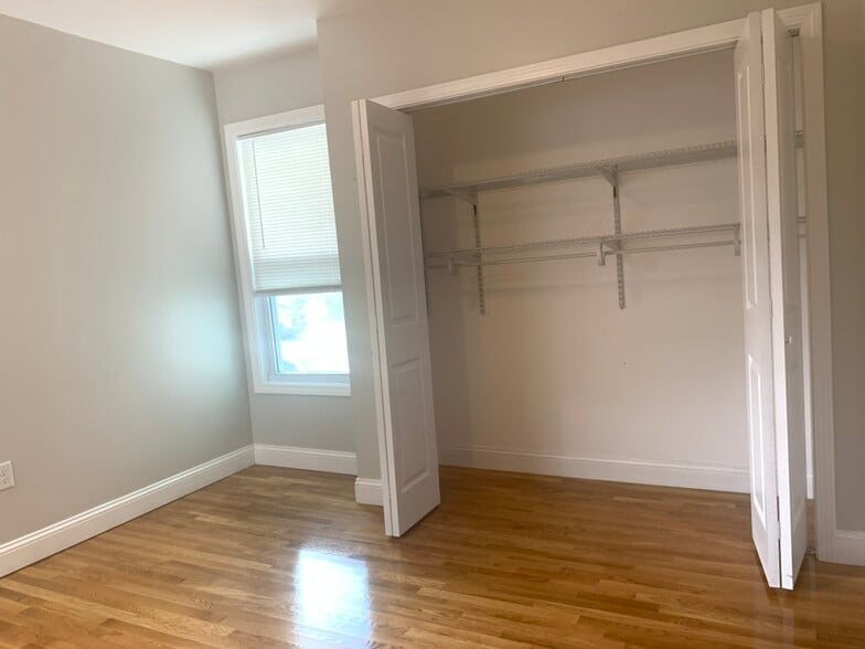 Additional room ideal for office, guest room, or formal dining - 76 Eleanor St