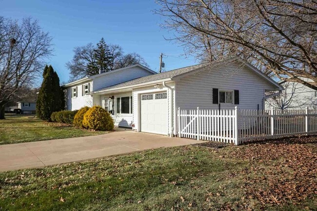 Building Photo - 1705 Elmwood Dr