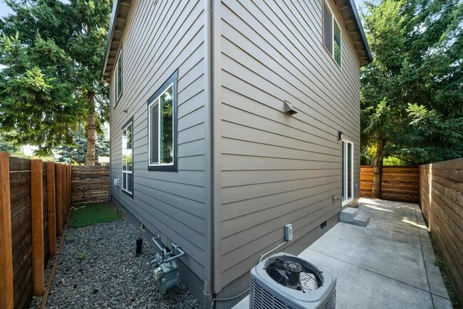 Building Photo - Modern 3 Bedroom + 2.5 bath home in SE Portland!! Brentwood Neighborhood with Air Conditioning!!