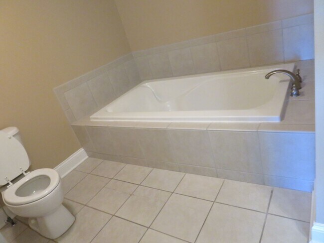 Building Photo - River Towne Condominium Unit 503 - Large condo for rent  3 bedrooms/2 baths.  $2400/month