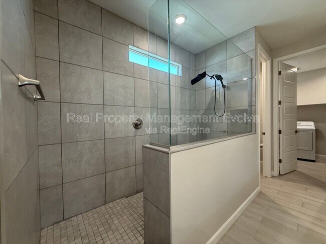 Building Photo - 5118 E Anderson Dr