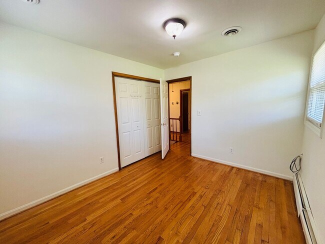 Building Photo - 616 Broce Dr