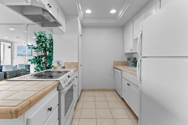 Building Photo - 615 Esplanade