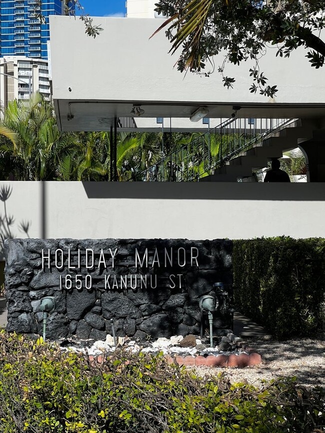 Building Photo - Studio unit at Holiday Manor AVAILABLE SEP...