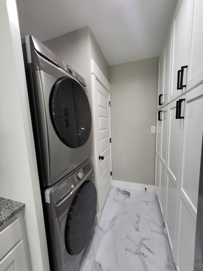 Building Photo - PRELEASING - June 2026 - (3) Bed/(2) Bath ...