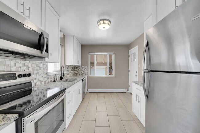 Building Photo - $3,195.00, 5 bed, 2 bath located in Denver