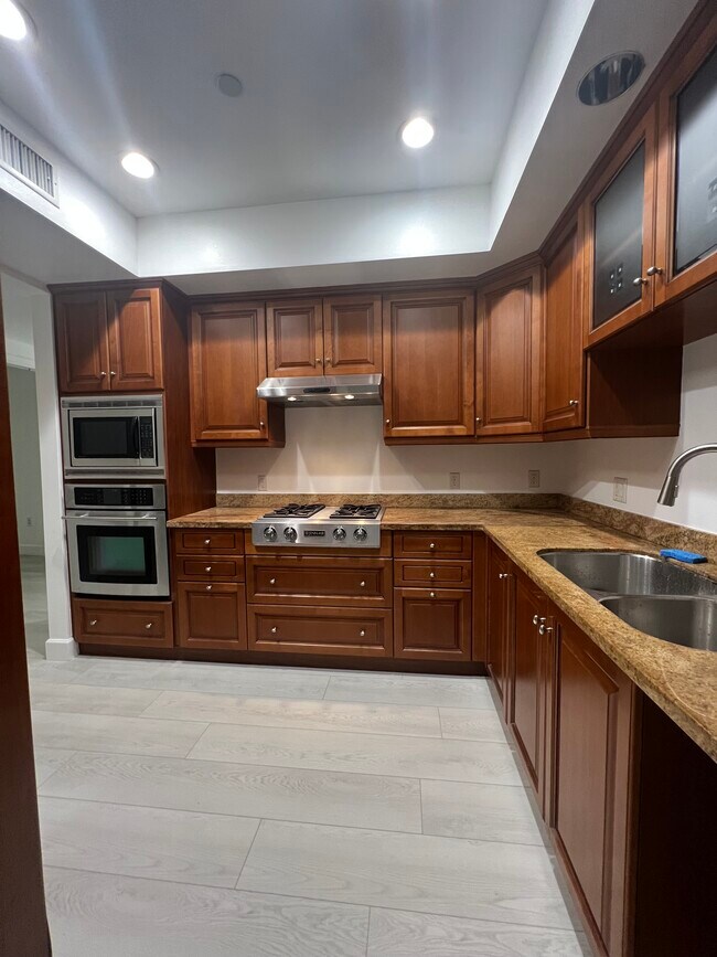 Building Photo - 11863 Darlington Ave