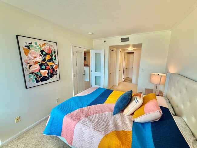 Building Photo - Penn Ave Prominent Neoclassical 1 Bed Condo, w/Balcony, Pool, Gym. - Furnished Option, Parking Op...