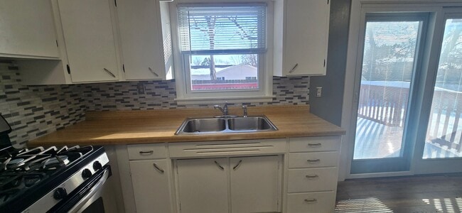 Building Photo - South Shores! 3 bedroom, 1 bath, 2 car garage!