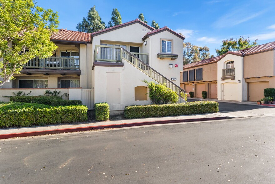 Building Photo - 155 N Cross Creek Rd