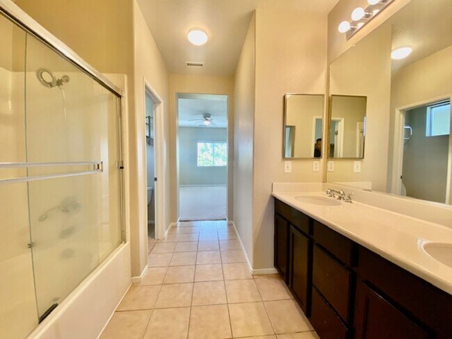 Building Photo - NEWLY PAINTED 2 BED, 3 BATH HOME IN NORTH ...