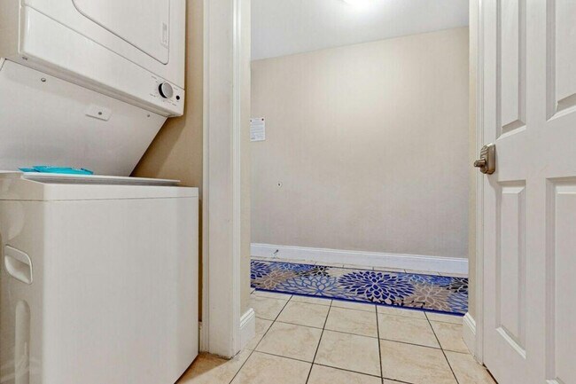 Building Photo - 9860 S Thomas Dr