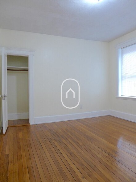 Building Photo - 458 Park Dr