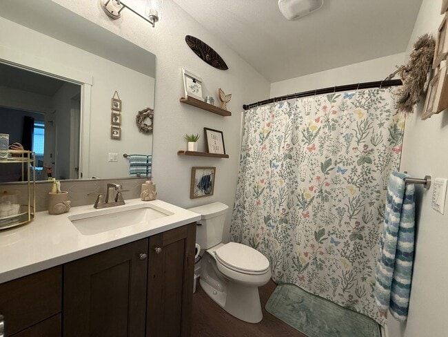 Building Photo - Beautiful 3 Bed/2.5 Bath Townhome - NE Bend