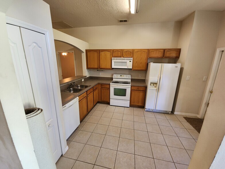 Building Photo - 2792 Boardwalk Way
