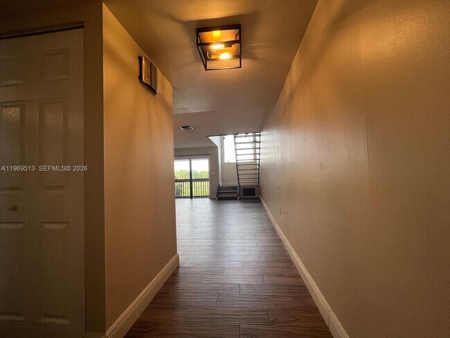 Building Photo - 271 W Park Dr