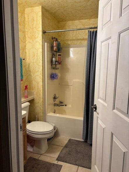Shared bathroom - 1105 Freesia Ct