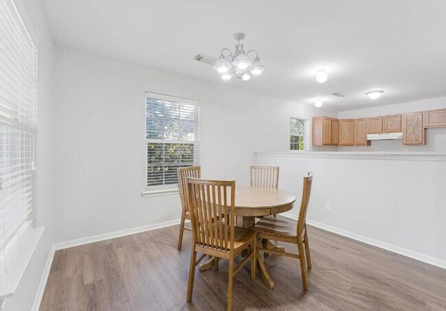 Building Photo - 325 Fuller St