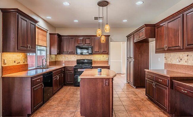 Building Photo - Gorgeous Four Bedroom Three Bathroom Home in Winchester