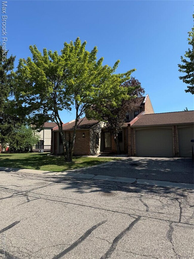Building Photo - 3028 Moon Lake Dr