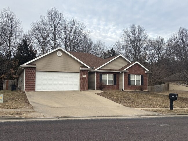 Building Photo - Gorgeous 3 Bedroom 2 Bathroom House!