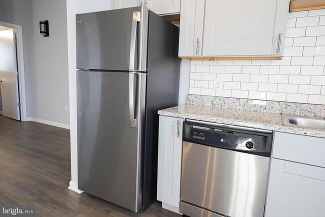 Building Photo - 218 W Main St