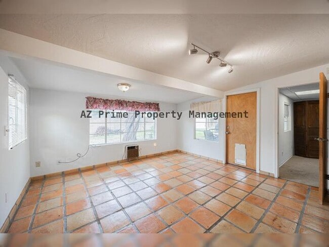 Building Photo - 9430 N 11th Pl