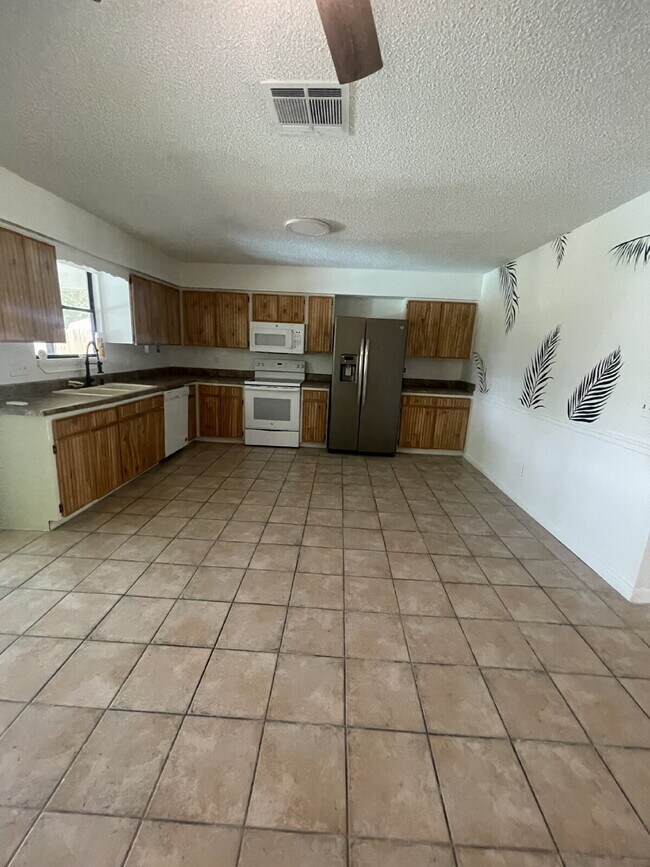 Building Photo - 3/2 Pool Home in St. Cloud, Florida