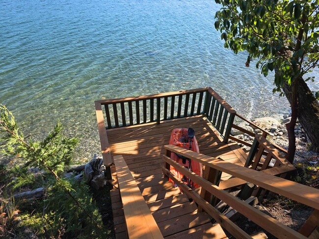 Building Photo - Waterfront Home in Illahee!