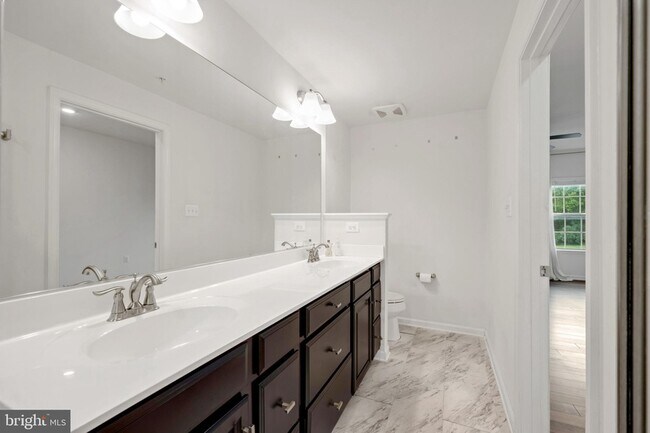 Building Photo - 5822 Oakdale Vlg Rd