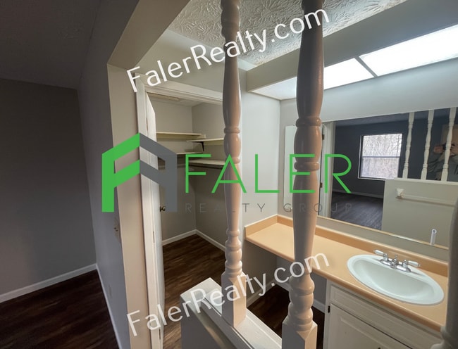 Building Photo - 2 bedroom, 1.5 bath apartment available now!