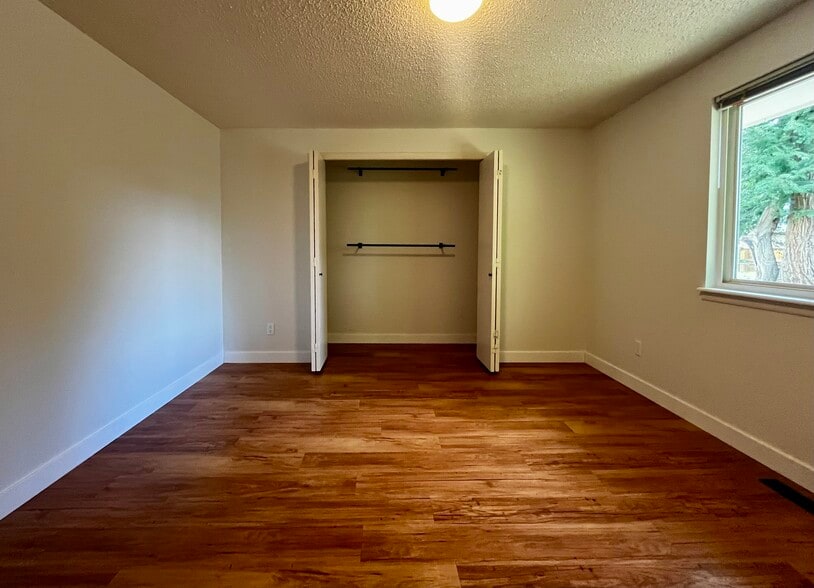 Master - 216 E Saint Clair Ave