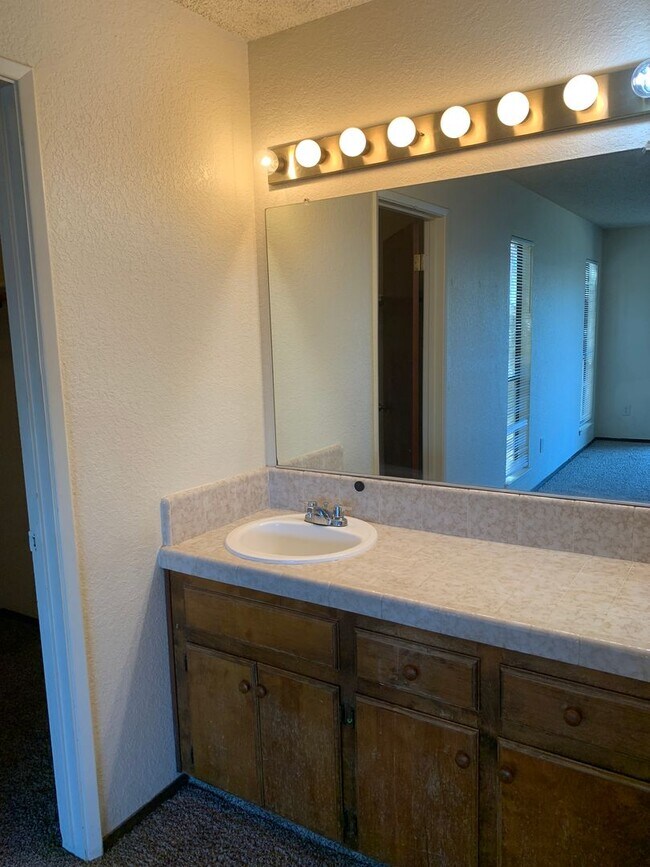 Building Photo - Beautiful home located in the heart of Turlock