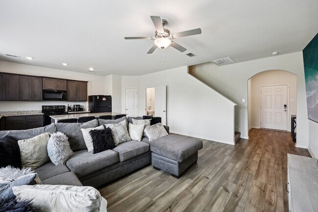 Building Photo - 1927 Churchill Downs Dr