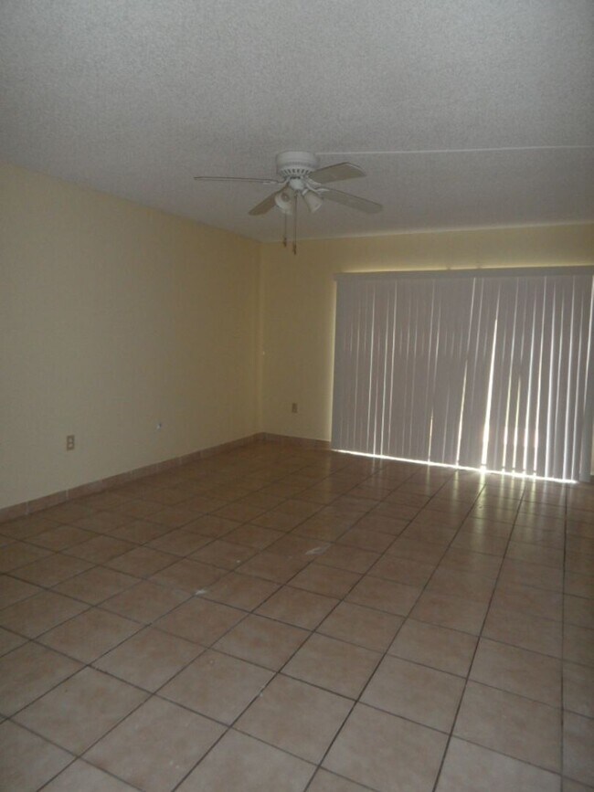 Building Photo - Townhome 2 Bedroom 2.5 Bathroom and fenced...