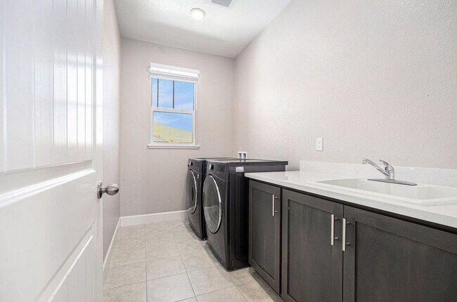 Building Photo - 31 Cortina Dr