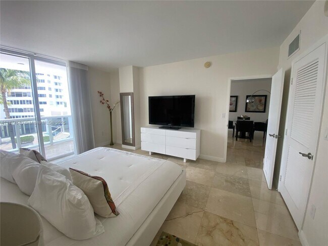 Building Photo - 10275 Collins Ave