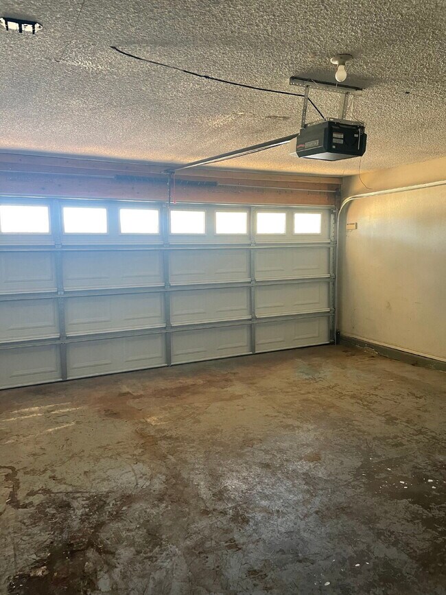 Building Photo - Spacious 3/2/2 with quick access to the Loop