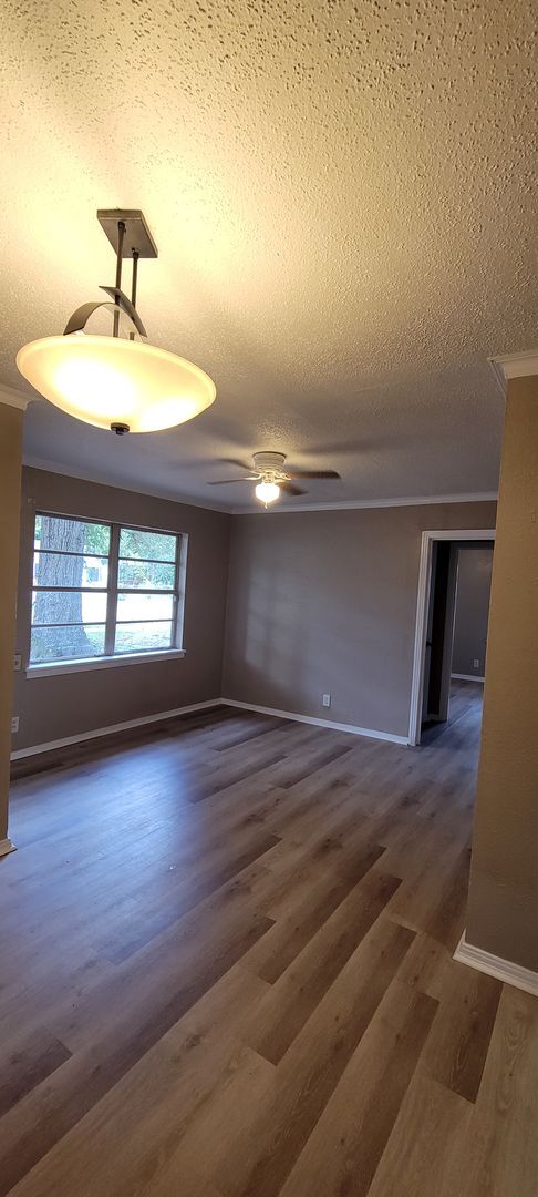 Building Photo - Gorgeous 2 bedroom/1 bath with huge kitche...