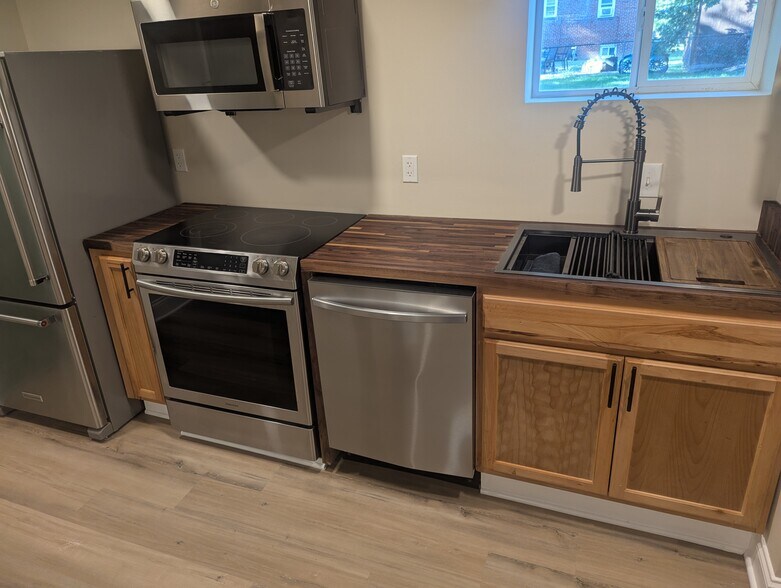 Kitchen - 6504 Hansford St