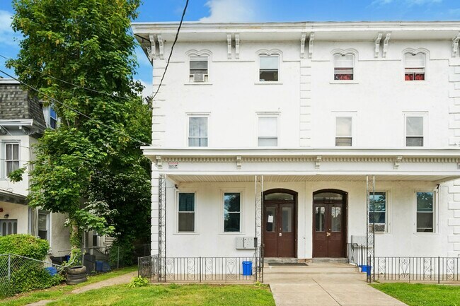 Building Photo - 109 W Queen Ln