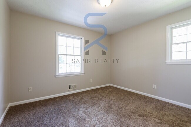 Building Photo - Move in before October 15th and get $100 O...